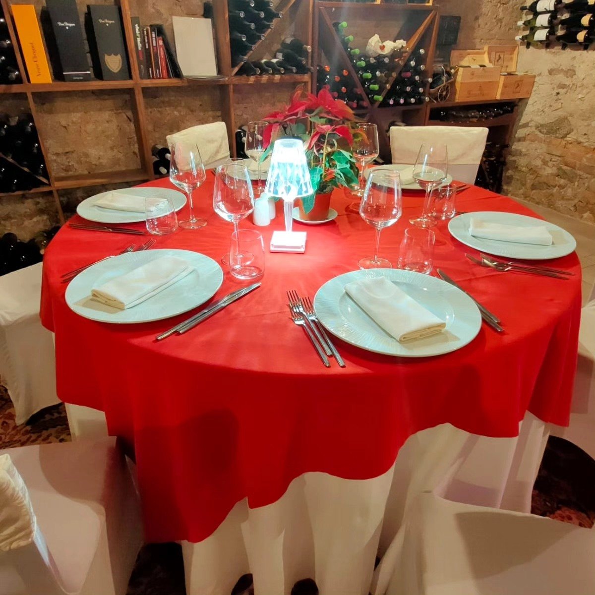 tavolo rosso per evento a Soverato